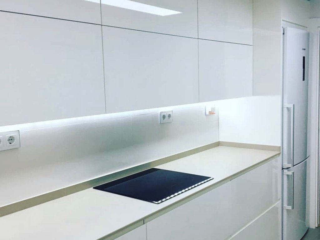 Mueble de formica blanco brillo