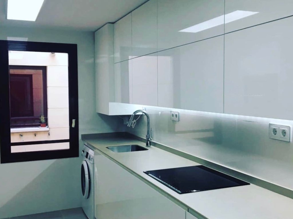 Mueble de formica blanco brillo