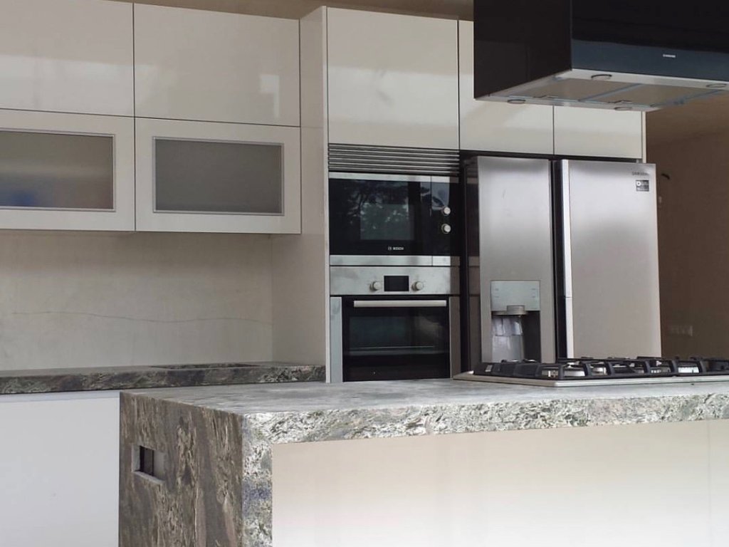 Mueble de formica blanco brillo