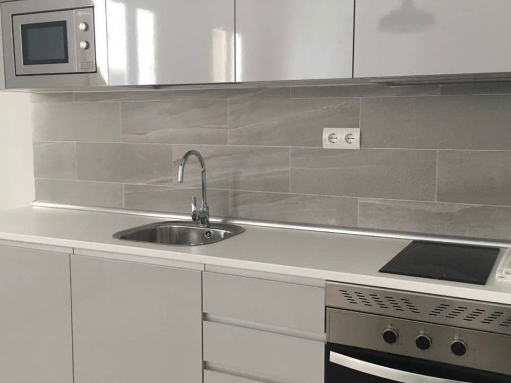 Mueble de formica gris brillo