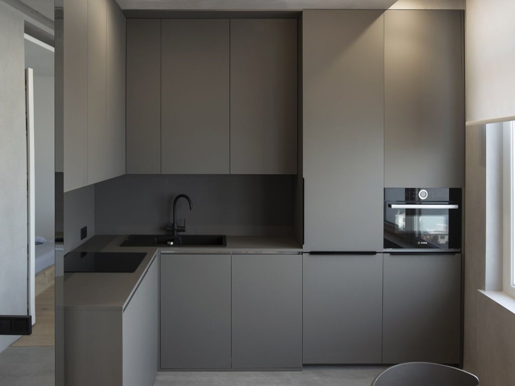 cocina gris con gola
