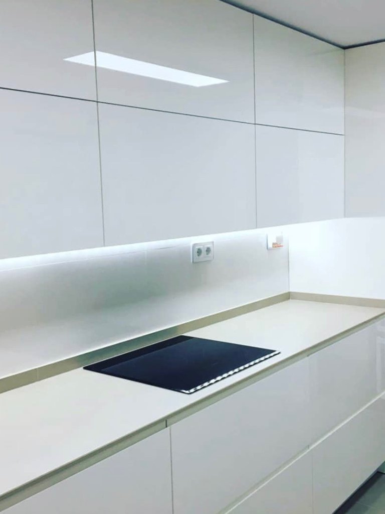 Cocina de formica blanco brillo