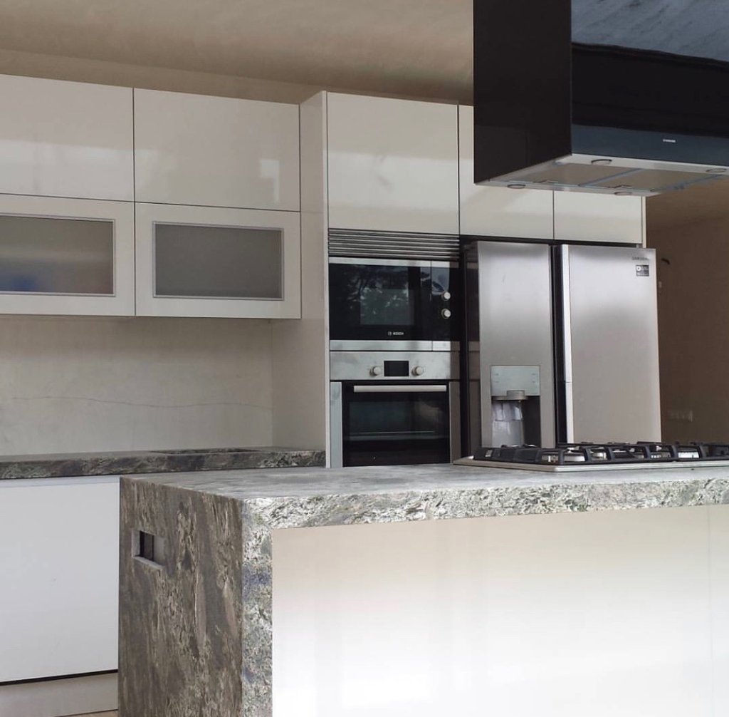 Cocina de formica blanco brillo